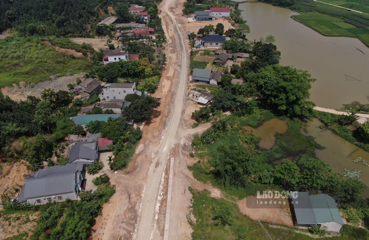 Yên Bái yêu cầu các nhà thầu đẩy nhanh tiến độ thi công đường Tỉnh lộ 166. Ảnh: Văn Đức.