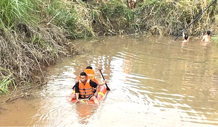 Rescue forces search for drowning children. Photo: Bao Lam