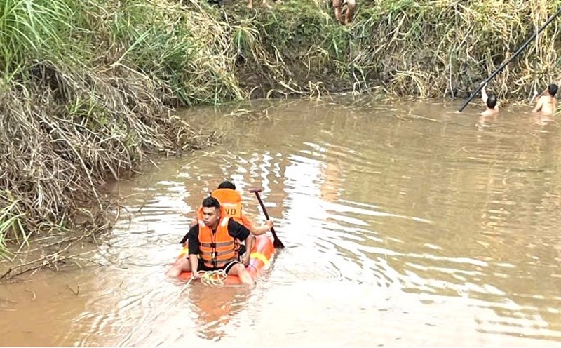 Rescue forces search for drowning children. Photo: Bao Lam