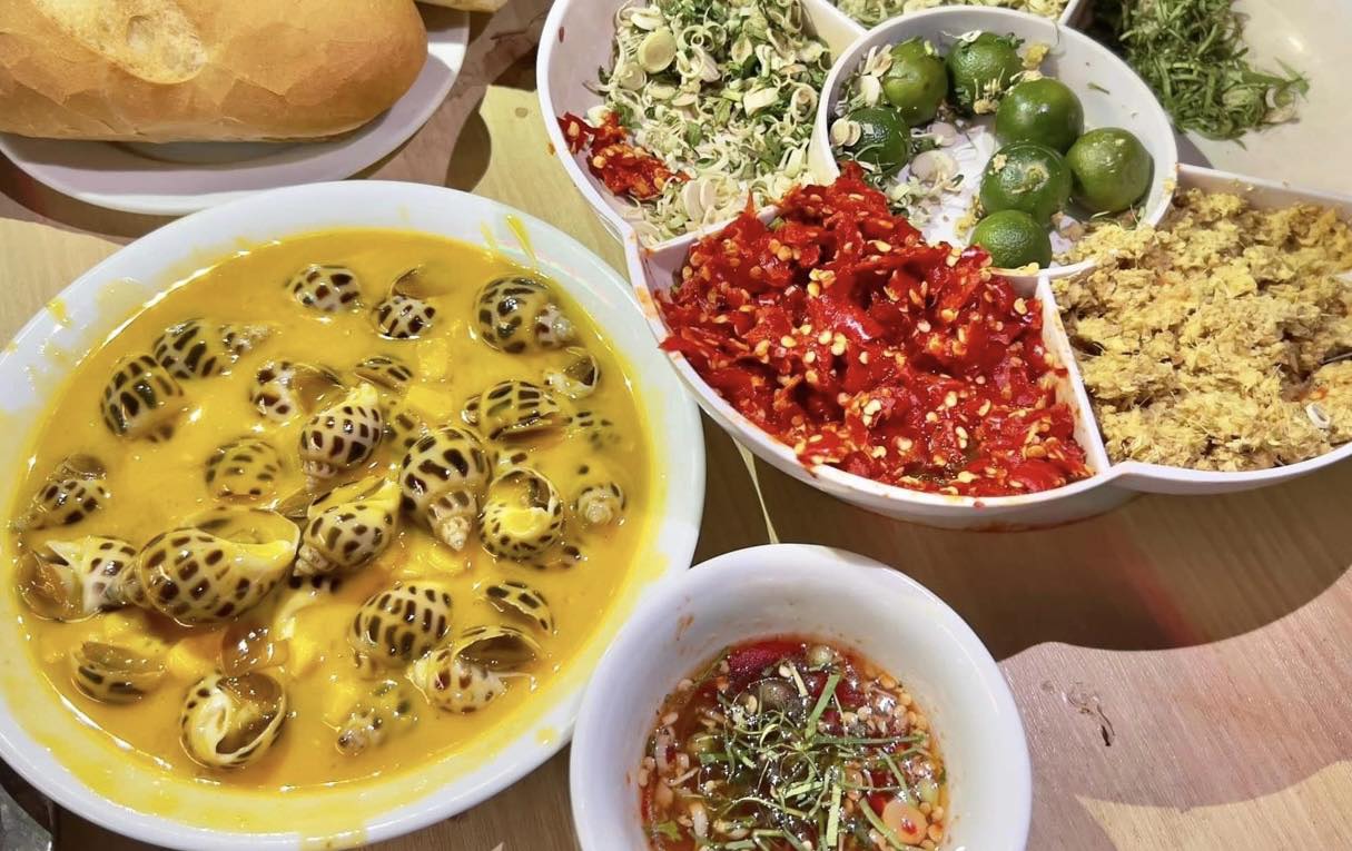 Food tour Hai Phong khong the thieu trai nghiem lai rai o cac quan oc nong. Anh: Hoang Yen