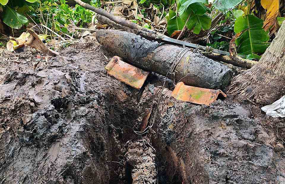 Digging into a ditch next to their house, people discovered a bomb weighing about 200kg. Photo: Provided by the Military Command