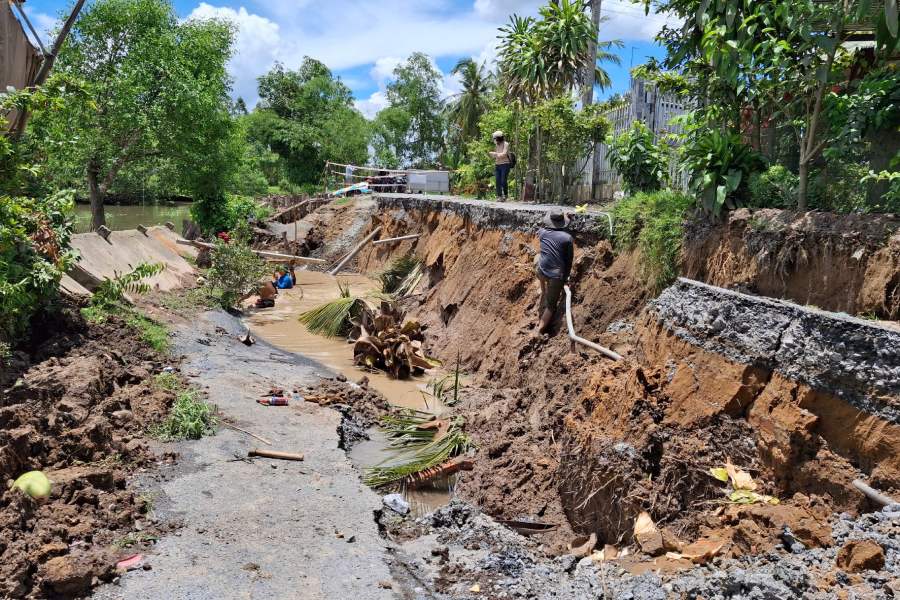 Sat lo nghiem trong 46m duong nong thon lien khu vuc o Can Tho. Anh: Ta Quang