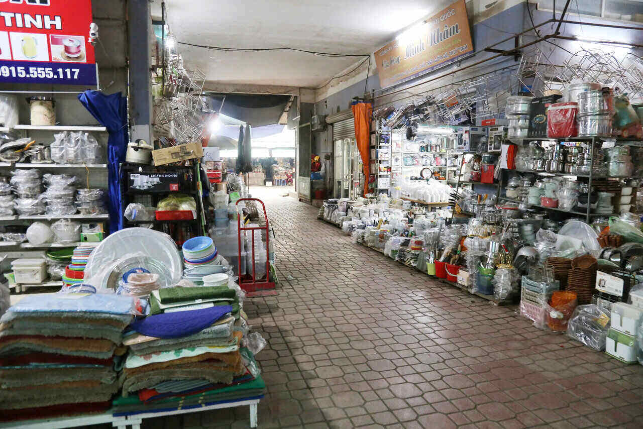 Mấy năm trở lại đây, việc buôn bán tại chợ Phương Lâm gặp nhiều khó khăn, vắng khách. Ảnh: Bình Khang