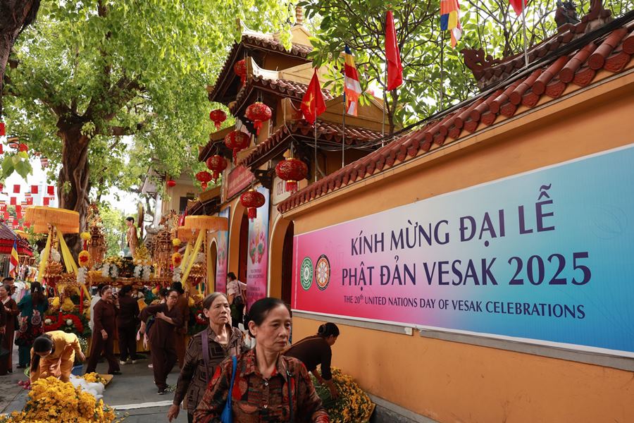 Theo ghi nhan cua Lao Dong, tu sang 13.5, hang tram nguoi dan, Phat tu da den chua Quan Su de dang huong, chiem bai, chuan bi trang chi chua, xe hoa don Xa loi Phat.