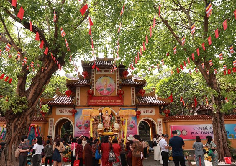 Sang 13.5, Xa loi Phat duoc cung tien tu chua Ba Den den Ha Noi va ton tri tai chua Quan Su (73 pho Quan Su, phuong Tran Hung Dao, quan Hoan Kiem, Ha Noi). Theo thong tin tu ban to chuc Dai le Phat dan Vesak 2025, chieu 15.3, Xa loi Phat se duoc cung nghinh tu san bay quoc te Noi Bai, roi di qua cac tuyen duong chinh tai Ha Noi truoc khi ve ton tri tai chua Quan Su.