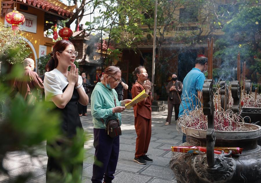 Chi Phan Ngan (Ha Noi) tranh thu di lam som hon de sang chua Quan Su cau an. Chi Ngan chia se: “Toi xep hang hon 30 phut de lam nghi le tam Phat tai chua Quan Su. Day la lan thu 2 chi Ngan thuc hien nghi thuc nay voi mong muon duoc cau binh an, manh khoe, may man cho gia dinh, con chau“.