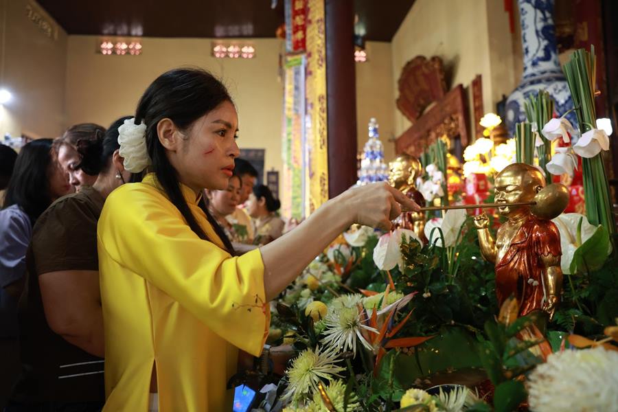 Nhieu Phat tu xep hang thuc hien nghi le tam Phat.