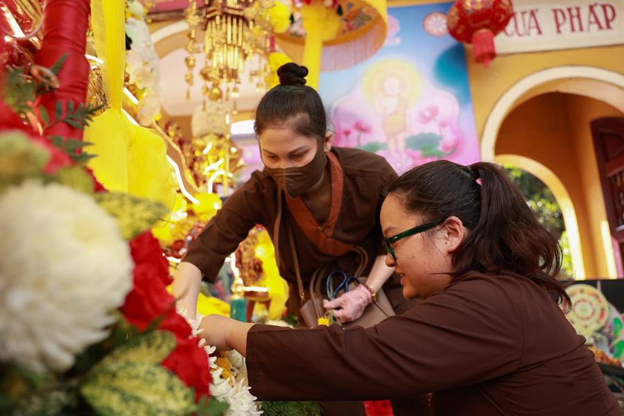 Nhieu tinh nguyen vien, phung su vien trang hoang chua, sap xep xe hoa, chuan bi don Xa loi Phat tu An Do.