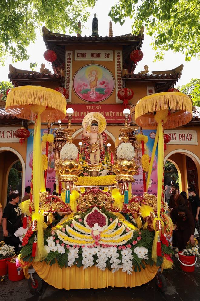 Thuong toa Thich Minh Quang, Uy vien Thu ky Hoi dong Tri su, Pho Chanh Van phong Trung uong Giao hoi cho biet: “Tai TPHCM va Tay Ninh, moi ngay da co hang tram ngan nhan dan, Phat tu toi chiem bai Xa loi Phat khi ton tri tai chua Thanh Tam va chua Ba Den. Du kien, BTC mien Bac cung don rat dong Phat tu tu khap noi do ve chiem bai Xa loi Phat o chua Quan Su (Ha Noi) va chua Tam Chuc (Ha Nam) trong nhung ngay toi“.