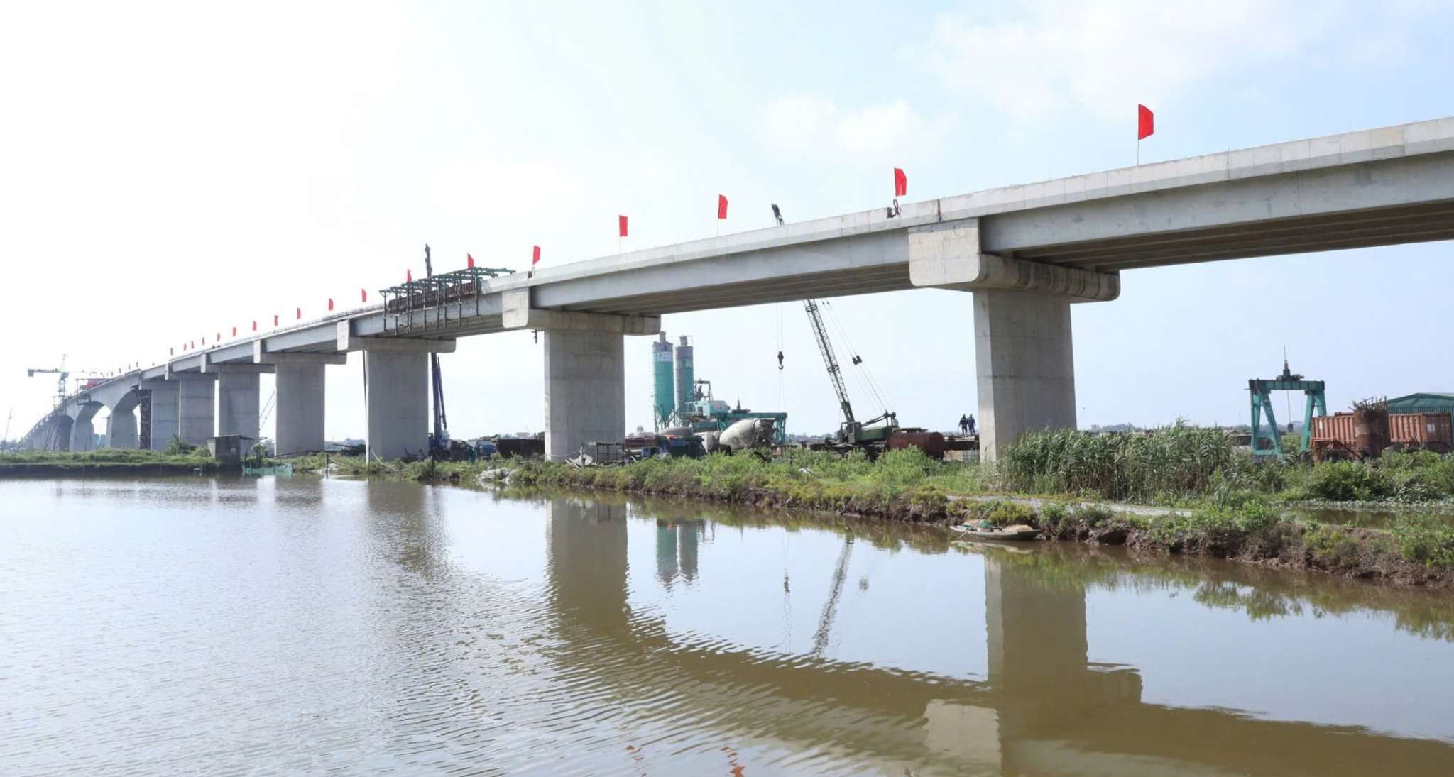 The Day River overpass has a total length of 1.2km, expected to be inaugurated on September 2. Photo: Nguyen Truong