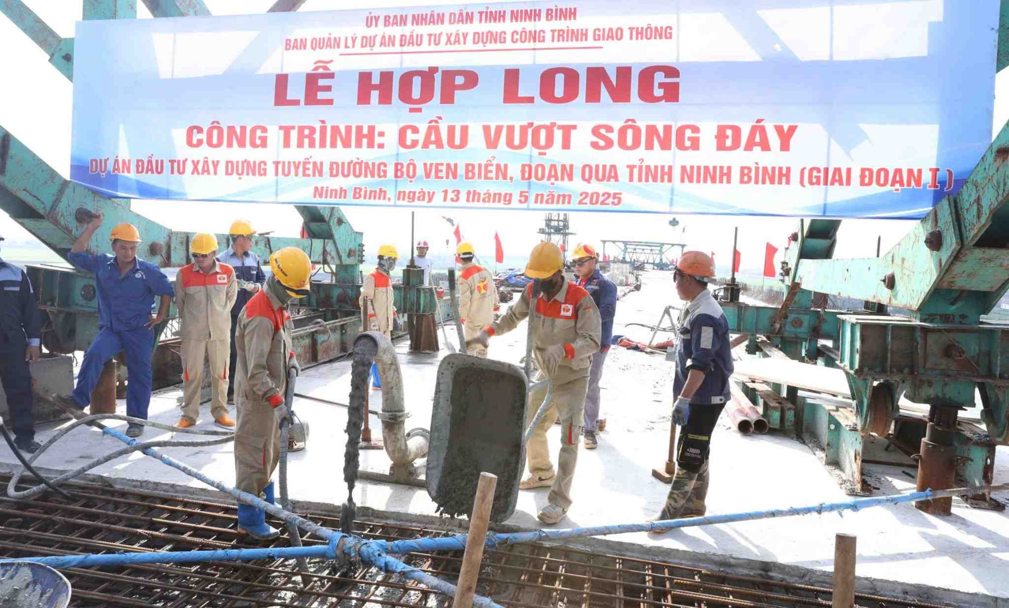 Các đại biểu thực hiện nghi thức hợp long cầu vượt sông Đáy nối 2 tỉnh Ninh Bình và Nam Định. Ảnh: Nguyễn Trường