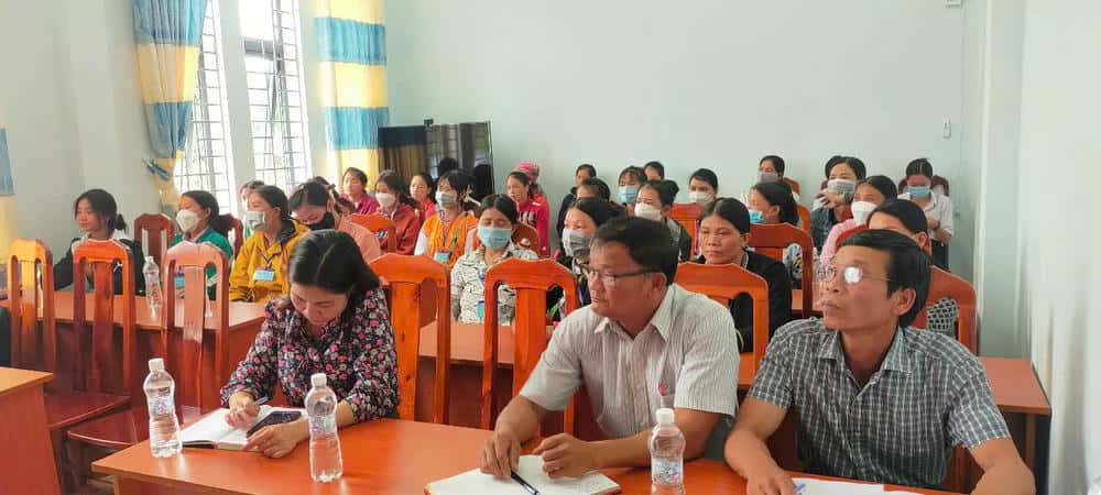Cac lop nghe duoc to chuc thuong xuyen o cac thon, buon. Anh: Bao Lam