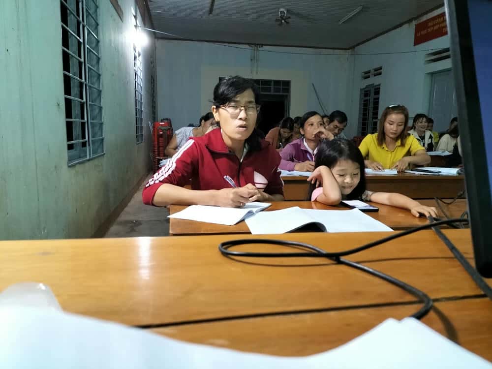Tranh thu cung con tham gia lop hoc nghe vao ban dem, sau gio lam nuong ray. Anh: Bao Lam