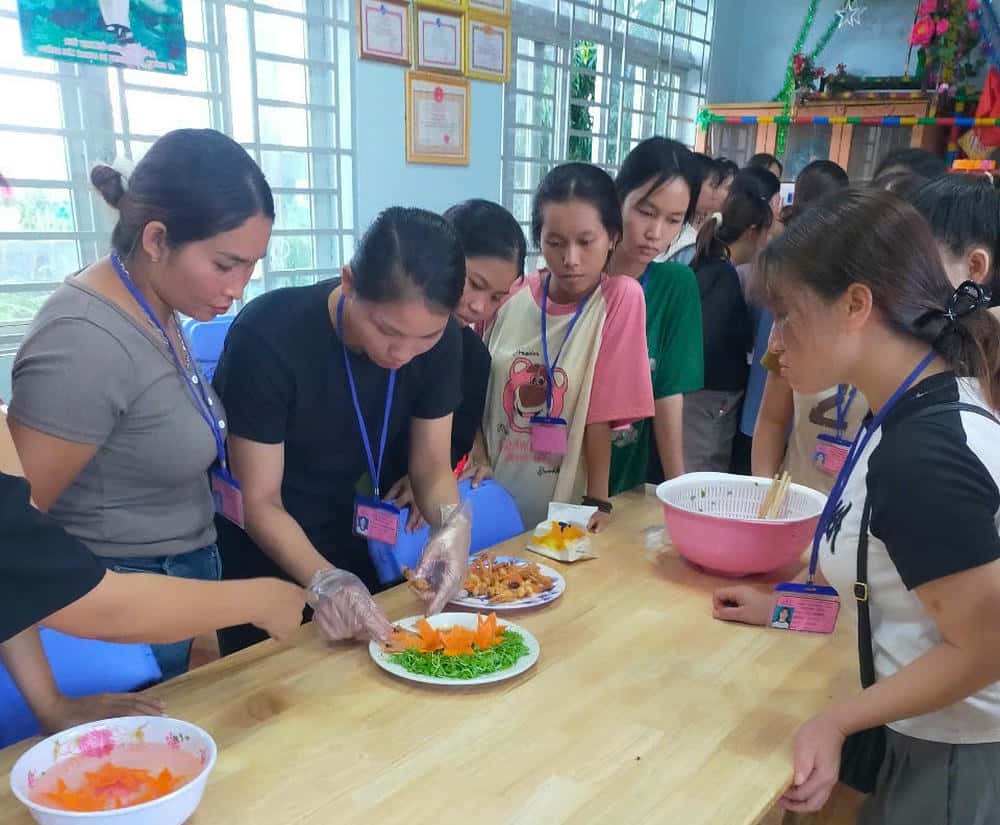 Phu nu o Krong No cung nhau hoc nghe nau an. Anh: Bao Lam