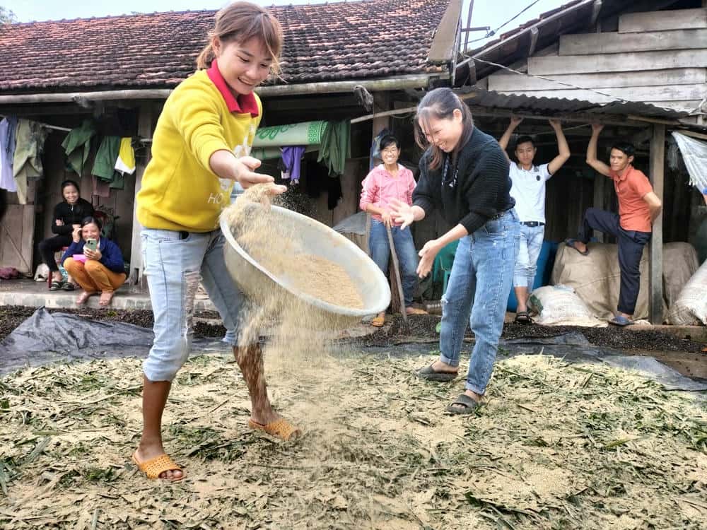 Mountainous people are taught how to make animal feed, combined with farming. Photo: Bao Lam