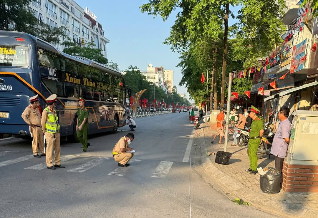 La Policia de Trafico, la Policia de Investigacion - Policia de la Provincia de Taiping inspeccionan el lugar, investigan las causas del accidente. Imagen de la pelicula