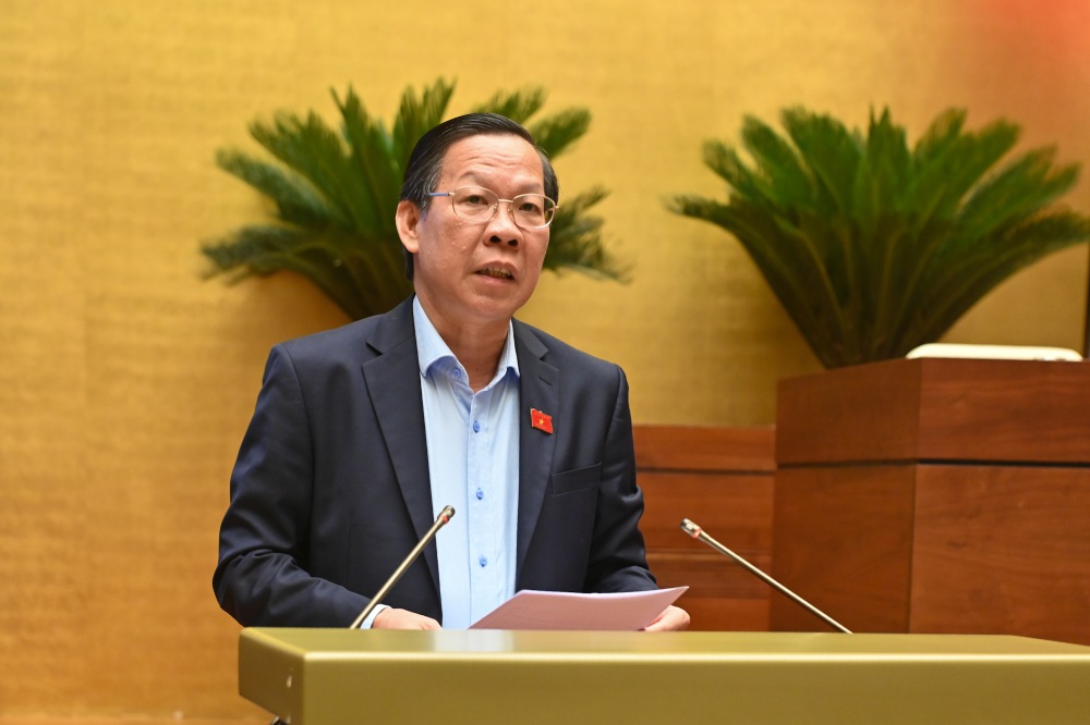 Chairman of the National Assembly's Economic and Financial Committee Phan Van Mai reported on the review of the draft Resolution of the National Assembly on VAT reduction. Photo: Pham Dong