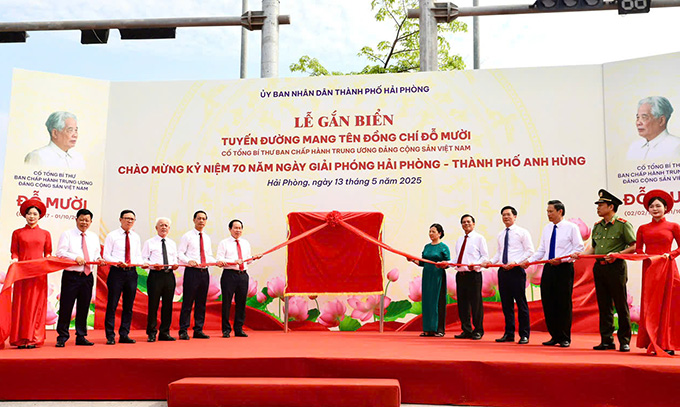 Hai Phong City leaders and family representatives at the ceremony to place a signboard with the name of the road named after the late General Secretary Do Muoi. Photo: Mai Chi