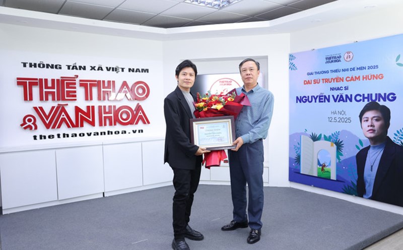 Journalist Nguyen Thien Thuat - Editor-in-Chief of Sports & Culture Newspaper - presented flowers and the Certificate of Inspirational Ambassador to Musician Nguyen Van Chung. Photo: Sports & Culture Newspaper