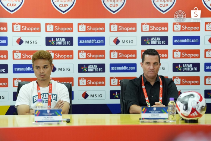 Coach Osmar and player Theerathon Bunmathan attend the press conference. Photo: CAHN