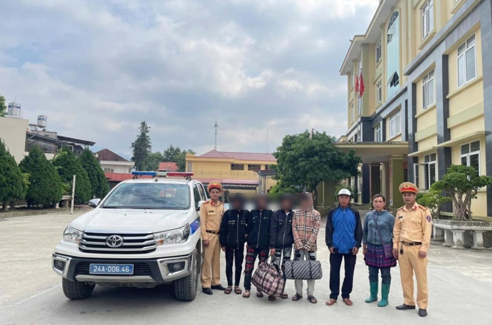 Lao Cai authorities handed over 4 students to their families. Photo: Provided by the police