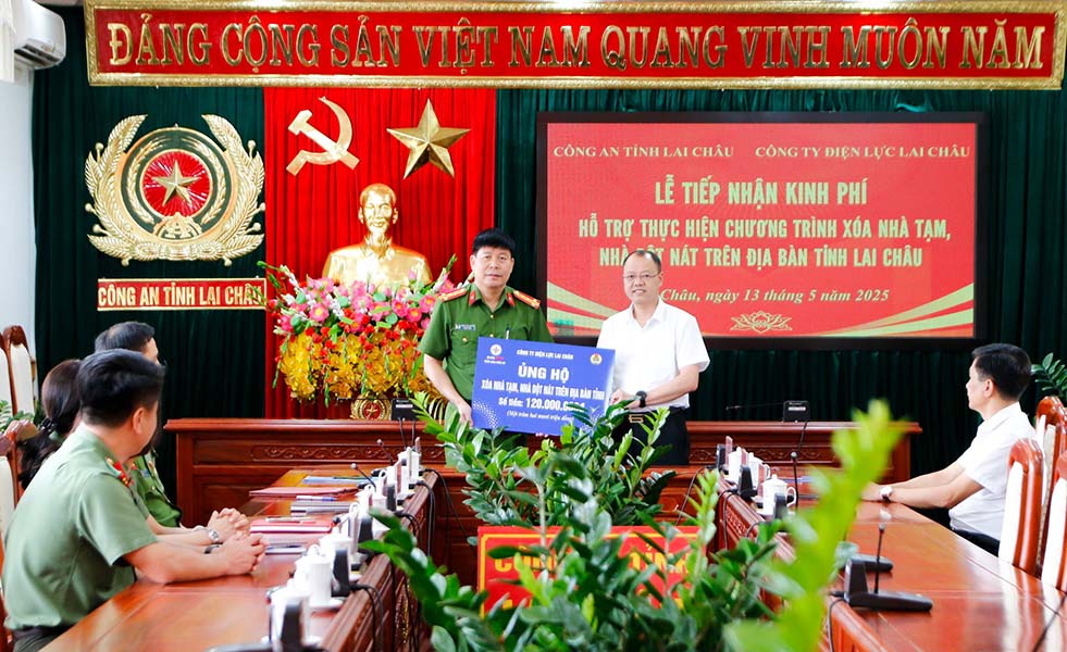 Mr. Tran Kim Long - Director of Lai Chau Power Company presented 120 million VND of Lai Chau Power Company to support the Provincial Police in implementing the Program to eliminate temporary and dilapidated houses in 2025. Photo: Van Thiep