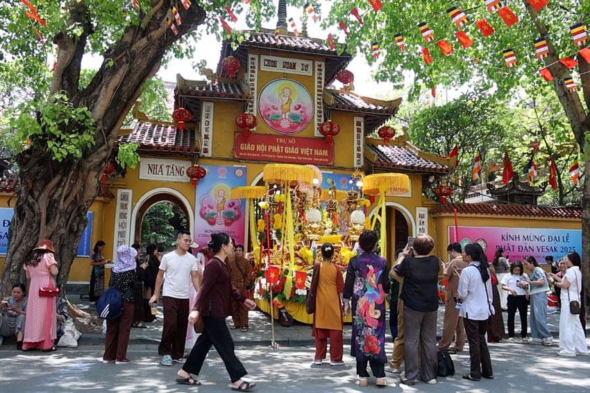 People go to Quan Su Pagoda early in their sleep to worship the Buddha
