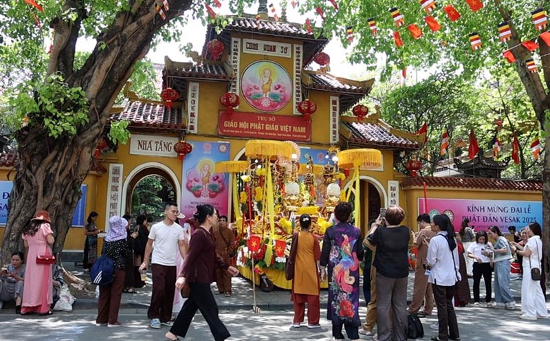 People go to Quan Su Pagoda early in their sleep to worship the Buddha