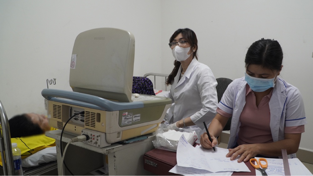 Bác sĩ siêu âm cho nữ đoàn viên, CNLĐ. Ảnh: Nguyên Anh