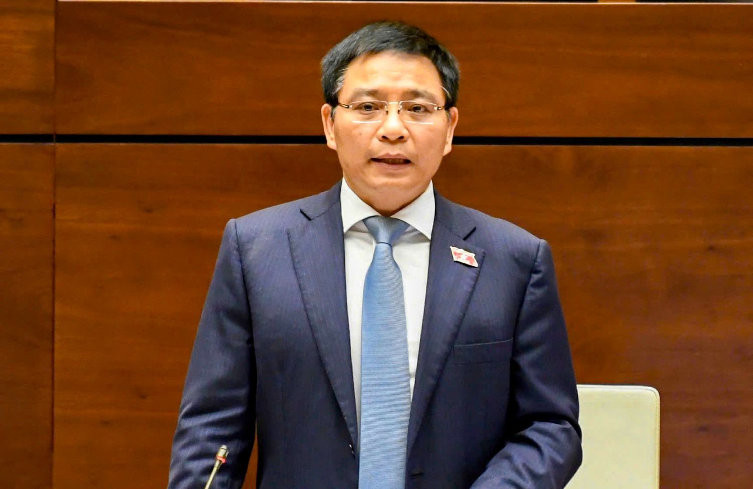 Minister of Finance Nguyen Van Thang submitted a Resolution on extending the period of agricultural land use tax exemption. Photo: Pham Dong