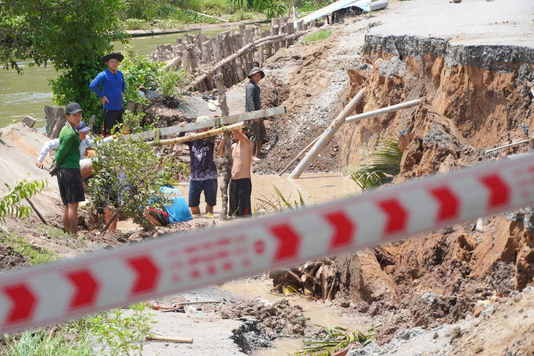 Severo derrame de una carretera rural interregional en Can Tho