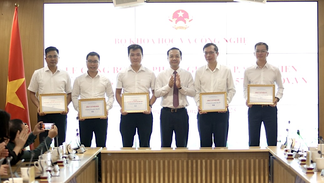 Thứ trưởng Pham Dức Long trao ky niêm chương cho cac doanh nghiêp co san phẩm, giai phap dược công bố. Anh: Hao Thien