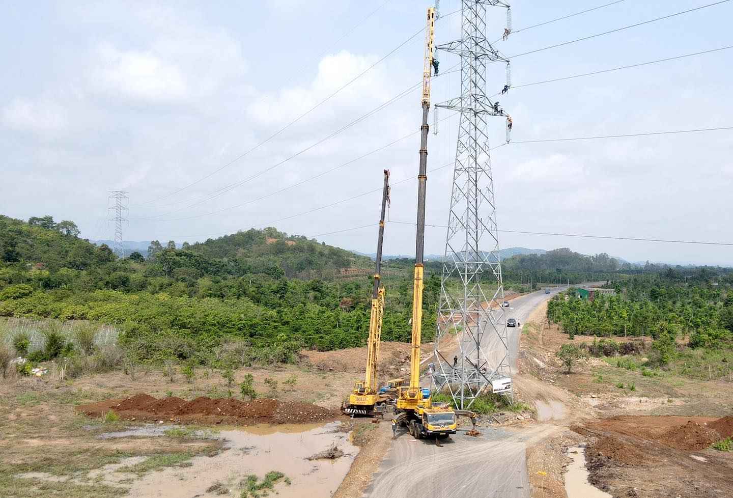 La electricidad realizo el desmantelamiento y la reubicacion de 220kV de alto voltaje (T20) para ejecutar la carretera oriental de la ciudad de Buon Ma Thuot. Foto: Bao Trung