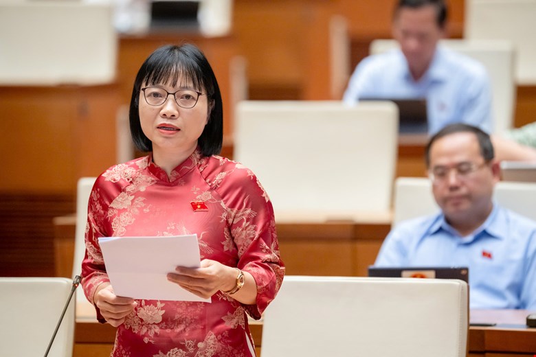 Dai bieu Nguyen Thi Viet Nga phat bieu. Anh: Pham Dong