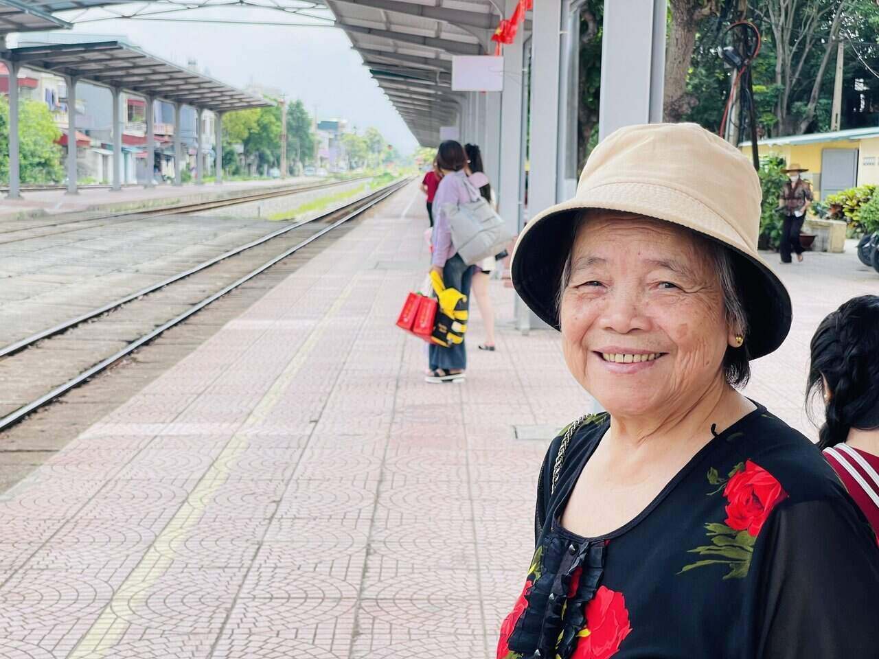 Ba Tran Thi Nhung hao huc len tau di Hai Phong. Anh: Mai Huong