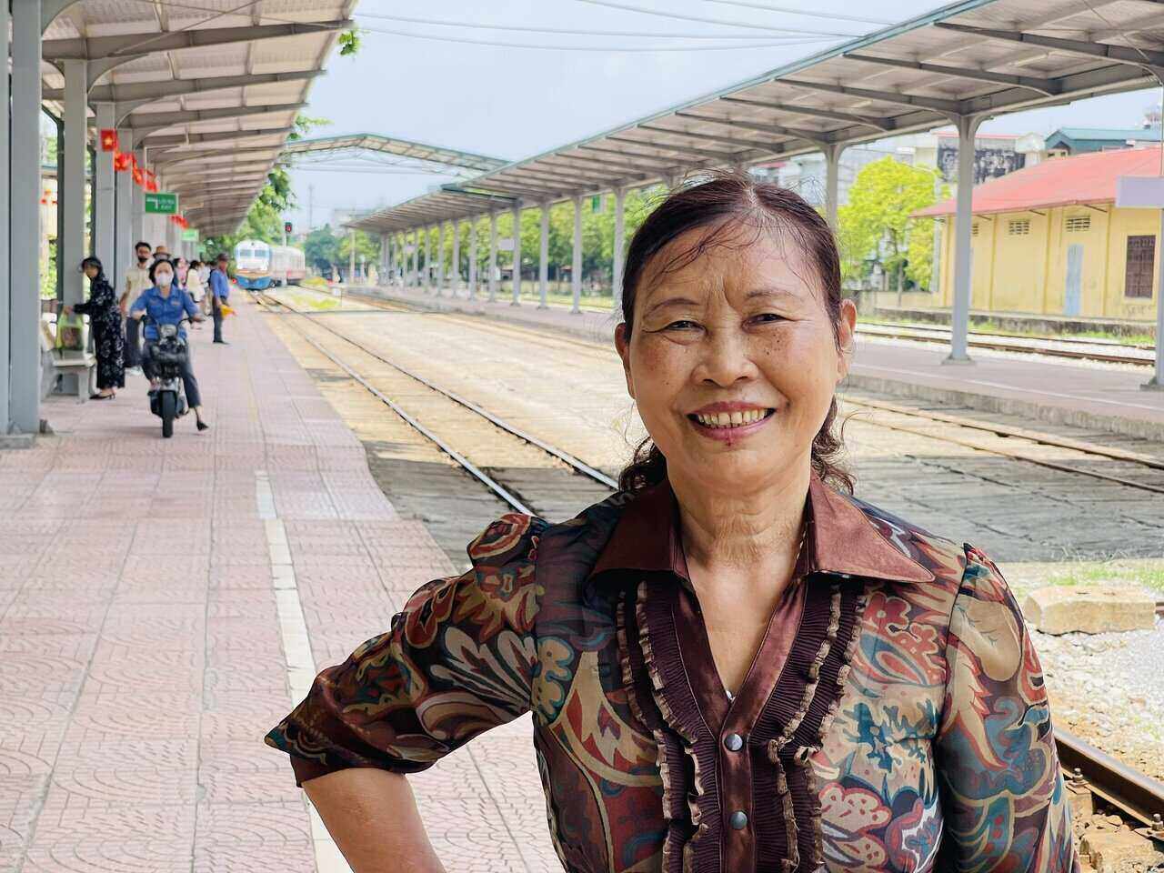 Ba Nguyen Thi Phuong tranh thu dip nay de tham lai nguoi ban hoc cu o Hai Phong. Anh: Mai Huong