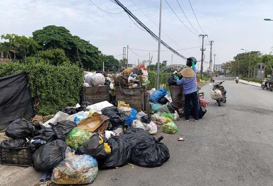 La ciudad de San Jose se ha visto inundada de basura por la gente que ha bloqueado los camiones que llevaban basura al vertedero. Imagen de la ciudad de Quach Du