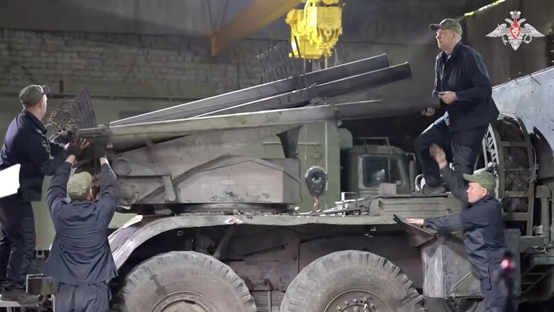 Russia's 99th Independence Defense and Defense Battalion is repairing MLRS grade rocket artillery. Photo: Cut from video of the Russian Ministry of Defense