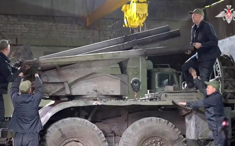 Russia's 99th Independence Defense and Defense Battalion is repairing MLRS grade rocket artillery. Photo: Cut from video of the Russian Ministry of Defense