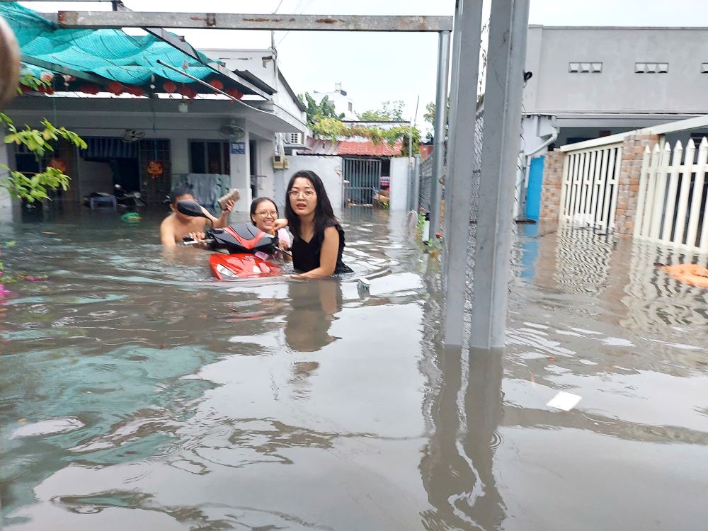 Mua lon sang 10.5 khien hem 789 Tinh lo 43 (phuong Tam Binh, TP Thu Duc) ngap sau, nguoi dan phai tat bat di chuyen do dac ra ngoai. Anh: Minh Quan