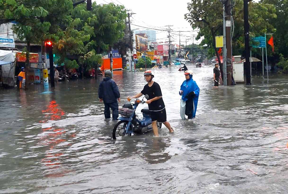 Khu vuc cau Go Dua, TP Thu Duc ngap nuoc sau mua lon sang 10.5. Anh: Minh Quan