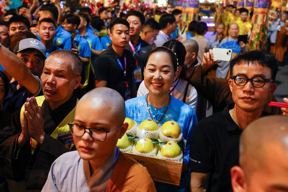 Nhieu nguoi mang co do sao vang, mam qua, dung san truoc cong chua, han hoan, vui mung cho doi khoanh khac duoc tan mat nhin thay quoc bao An Do. Anh: Chi Long