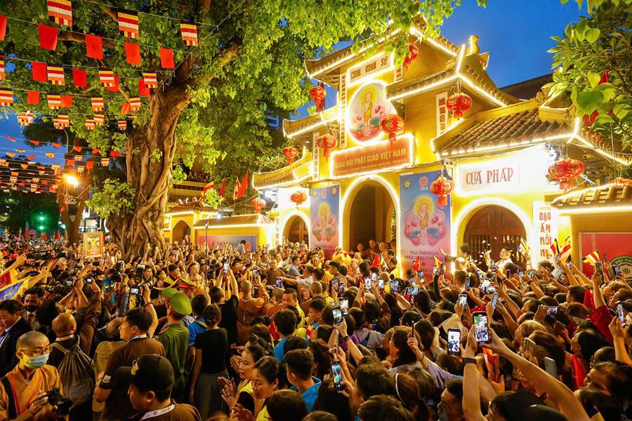 Chua Quan Su trang hoang lung linh chao mung Dai le Vesak Lien Hop Quoc 2025 va don tiep cac tin do phat tu khap noi do ve chiem bai. Anh: Chi Long