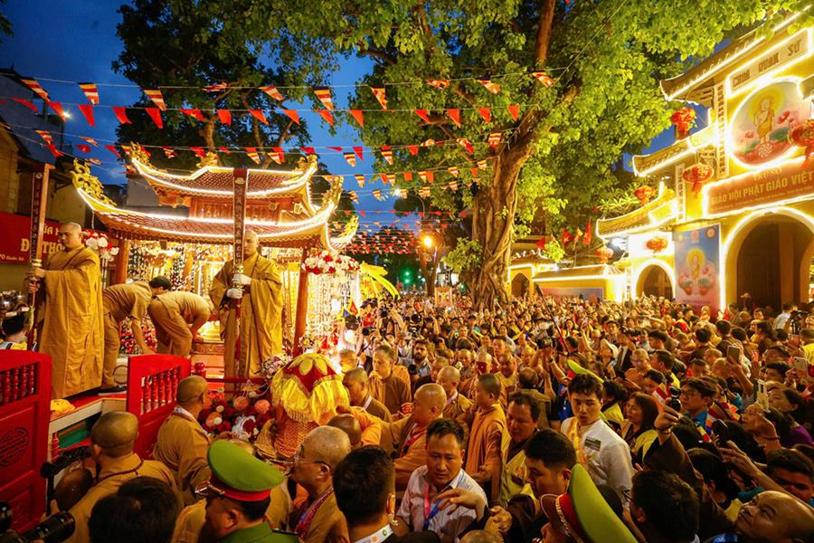 Du ban to chuc da sap xep bo phan chuyen trach, doi ngu tinh nguyen vien tiep don, huong dan ba con nhan dan, tin do phat tu den chiem bai va dinh le xa loi Duc Phat nhung van khong tranh duoc tinh trang chen lan do qua dong. Anh: Chi Long