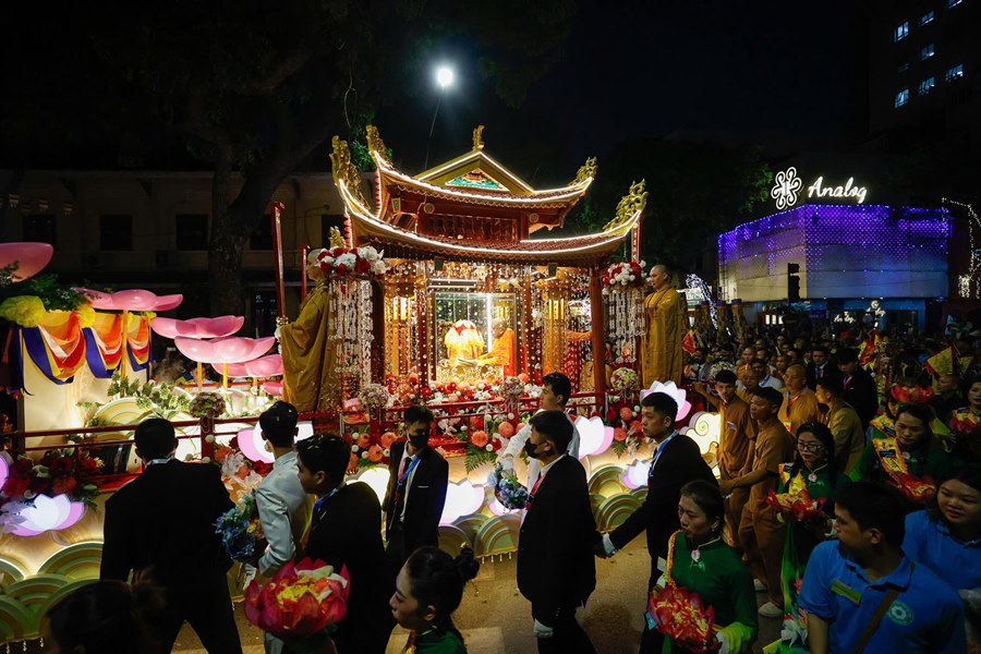 Khi den chua, nguoi dan duoc yeu cau tuyet doi giu trat tu, khong quay phim, chup anh, khong cung duong le vat. Tre nho duoi 2 tuoi va nguoi mac trang phuc khong phu hop se khong duoc vao khu vuc chiem bai. Anh: Chi Long
