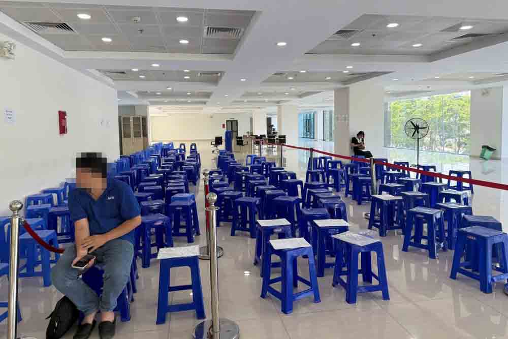 There is no longer a long line of people lining up at the Public Administration Service Center - Branch No. 1 after applying to get numbers online. Photo: Hoang Tran