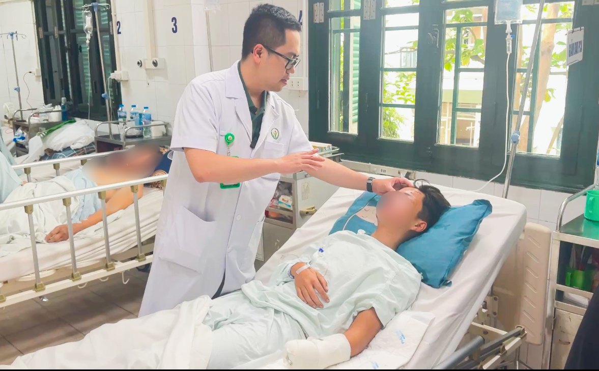 MSC Nguyen MOC Hijo - Departamento de Cirugia en la extremidad superior y medicina deportiva para pacientes despues de la cirugia de emergencia debido a la explosion de mini cilindros de gas. Foto: Hospital de Amistad Viet Duc