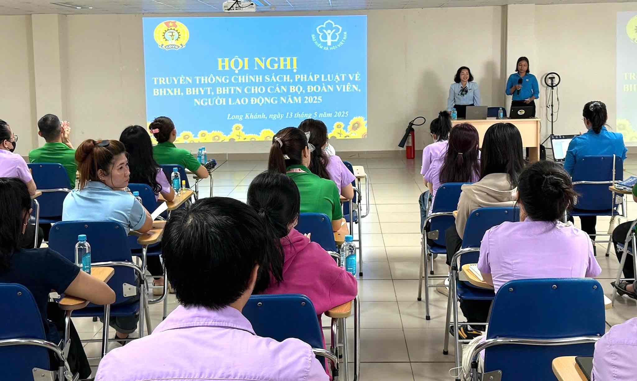 Comunicacion de politicas, leyes de seguros para mas de 100 funcionarios, sindicatos, trabajadores. Foto: Jardin de la ciudad de Long Khang