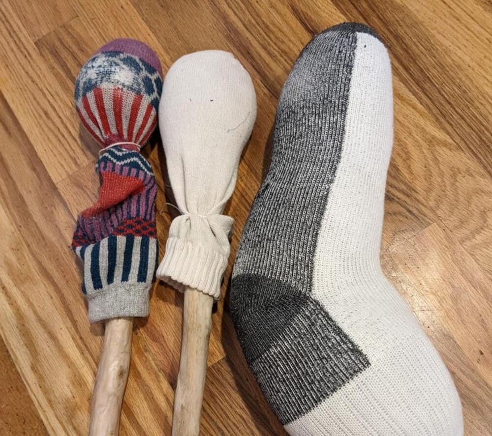 Tái sử dụng đôi tất cũ để làm sạch đồ nội thất trong gia đình. Ảnh: Tuấn Đạt