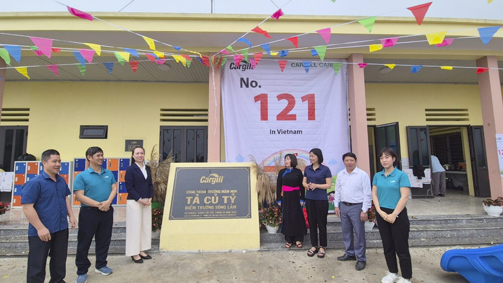 Local authorities, school leaders and the Cargill Cares Fund project team at the inauguration and handover ceremony of the 121st school in Lao Cai province. Photo: Provided by the enterprise